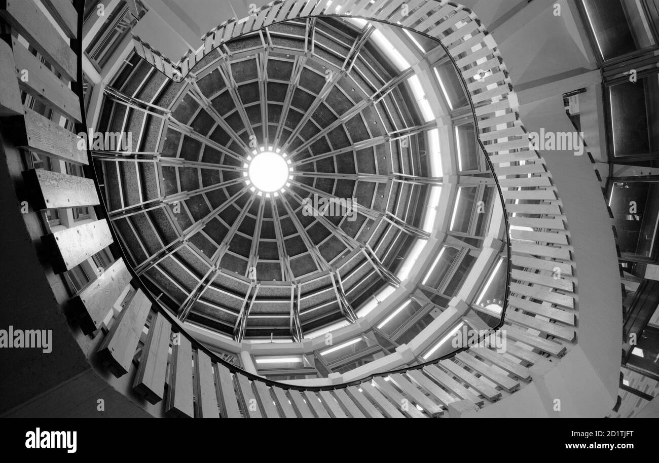 Dipartimento di Commercio e Scienze sociali, Università di Birmingham, Edgbaston, Birmingham, West Midlands. Vista interna. Guardando su una scala verso il soffitto a cupola nel Dipartimento di Commercio e Scienze sociali presso l'Università di Birmingham. Fotografato da Eric de Mare tra il 1964 e il 1980. Foto Stock