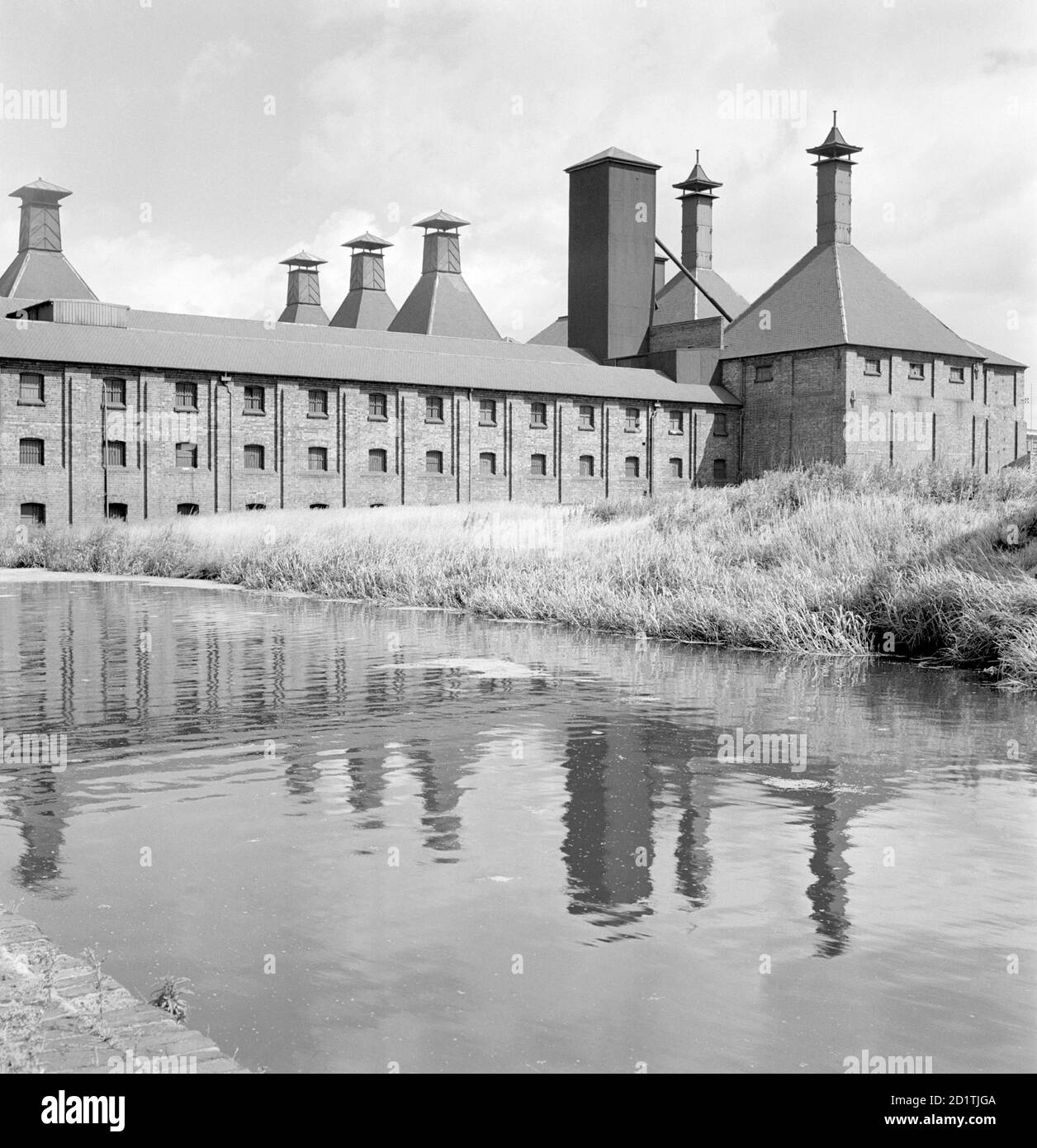 LANGLEY MALLINGS, Western Road, Langley, West Midlands. Langley Maltings risale al 1880, e ha eccellenti collegamenti di trasporto in quanto confina sia la ferrovia che il canale di Birmingham. I tetti piramidali quadrati dei forni di essiccazione sono distintivi. Una vicina fabbrica di birra è stata poi demolita. Fotografato da Eric de Mare nel 1956. Foto Stock