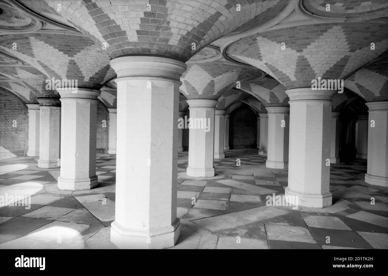 CRYSTAL PALACE, Sydenham, Greater London. Vista interna che mostra la galleria d'ingresso dalla stazione sotto la Parata del Palazzo di Cristallo. Fotografato da Eric de Mare tra il 1945 e il 1980. Foto Stock