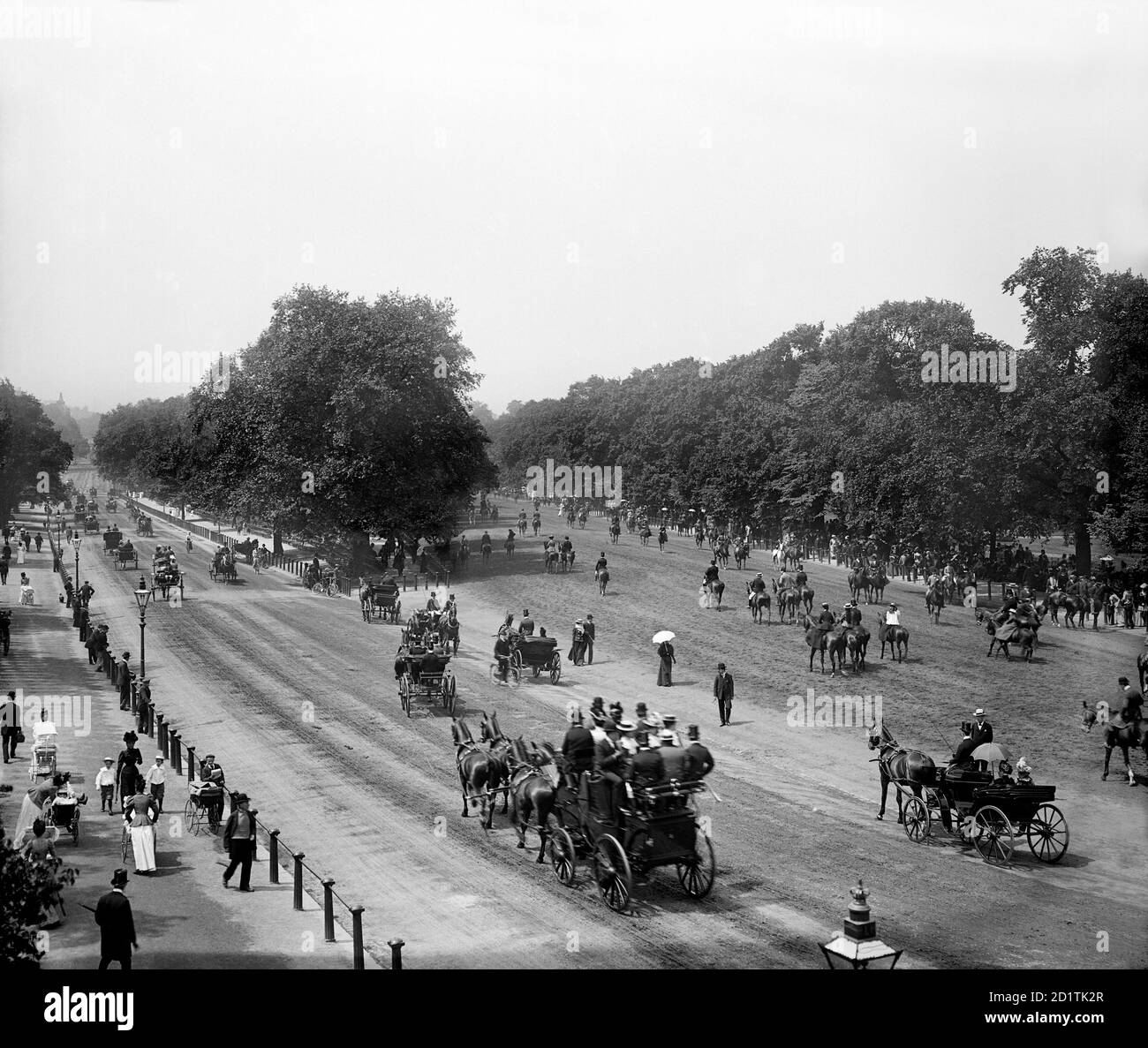ROTTEN ROW, Hyde Park, Westminster, Londra. Guidare a Rotten Row, Hyde Park, è ancora una popolare attività ricreative oggi. Qui, altre persone hanno portato a piedi e in carrozza per divertimento. Le mode sono quelle del 1900 circa. Raccolta CN. Foto Stock