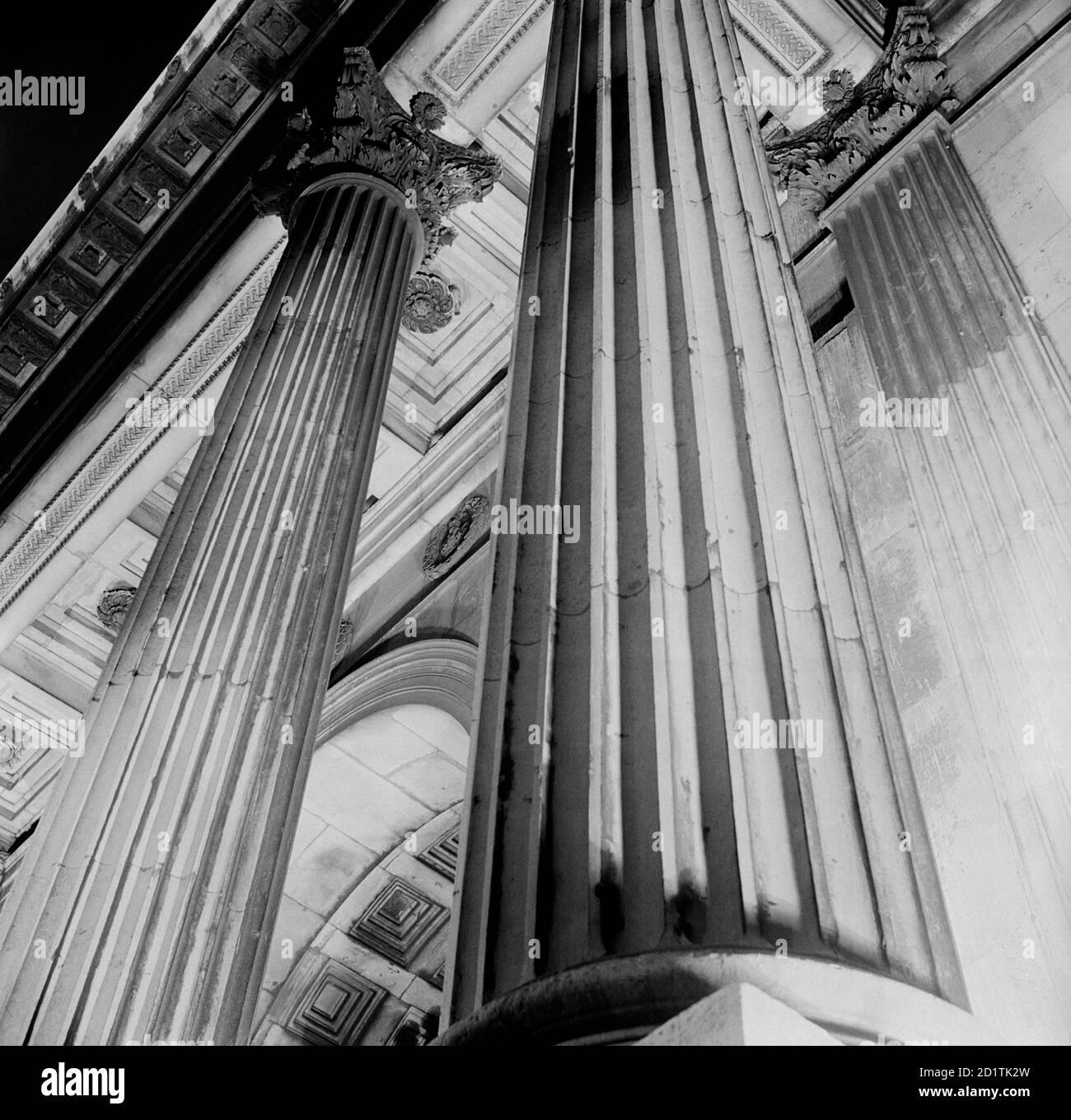 WELLINGTON ARCH, Westminster, Londra. Vista dettagliata del Wellington Arch (conosciuto anche come Constitution Arch o Green Park Arch) che mostra due colonne. Fotografato da Eric de Mare. Intervallo date: 1945-1980. Foto Stock