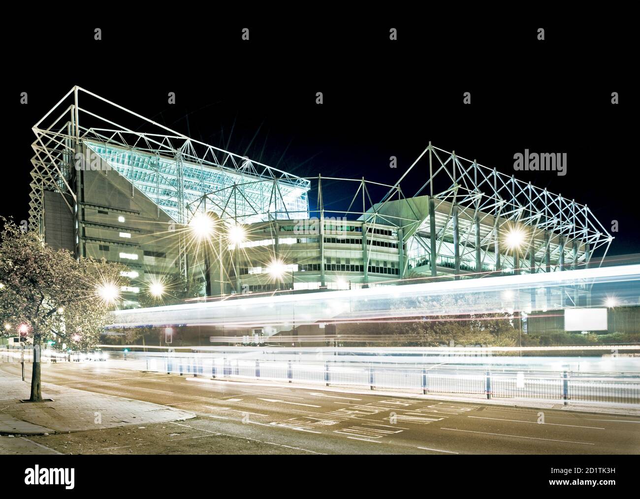ST JAMES PARK, Newcastle-upon-Tyne. Sede del Newcastle United Football Club. L'illuminazione soffusa aiuta lo stadio a distinguersi sullo skyline di Newcastle. Giocato su Tyne e Wear. Foto Stock