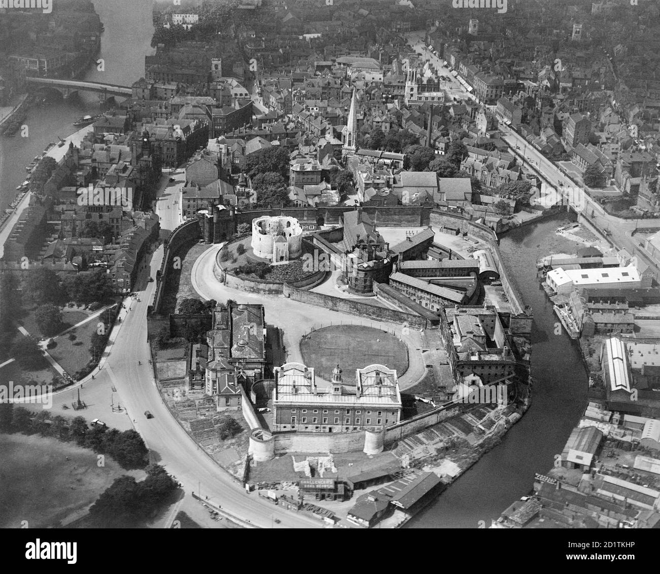 CLIFFORD'S TOWER, York, North Yorkshire. Una vista aerea del 1926 che mostra l'area del castello occupata dalla prigione del XIX secolo. Foto Stock