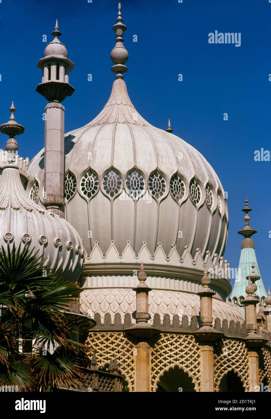 ROYAL PAVILION, Brighton, East Sussex. Vista esterna del Royal Pavilion di Brighton che mostra le cupole. Fotografato da Eric de Mare tra il 1960 e il 1969. Foto Stock