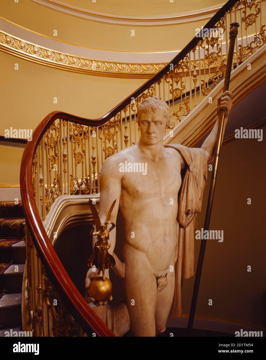 CASA DI APSLEY, Londra. Vista interna della scalinata principale con la statua di Napoleone che custodisce una figura della Vittoria di Antonio CANOVA (1757-1822). 'Napoleone come Marte il Peacemaker'. La statua fu originariamente commissionata dal celebre scultore italiano da Napoleone stesso. Nel 1816, dopo la caduta di Napoleone, fu presentata al i Duca di Wellington dal Principe Reggente (in seguito Giorgio IV). Foto Stock CASA DI APSLEY, Londra. Vista interna della scalinata principale con la statua di Napoleone che custodisce una figura della Vittoria di Antonio CANOVA (1757-1822). 'Napoleone come Marte il Peacemaker'. La statua fu originariamente commissionata dal celebre scultore italiano da Napoleone stesso. Nel 1816, dopo la caduta di Napoleone, fu presentata al i Duca di Wellington dal Principe Reggente (in seguito Giorgio IV). Foto Stock