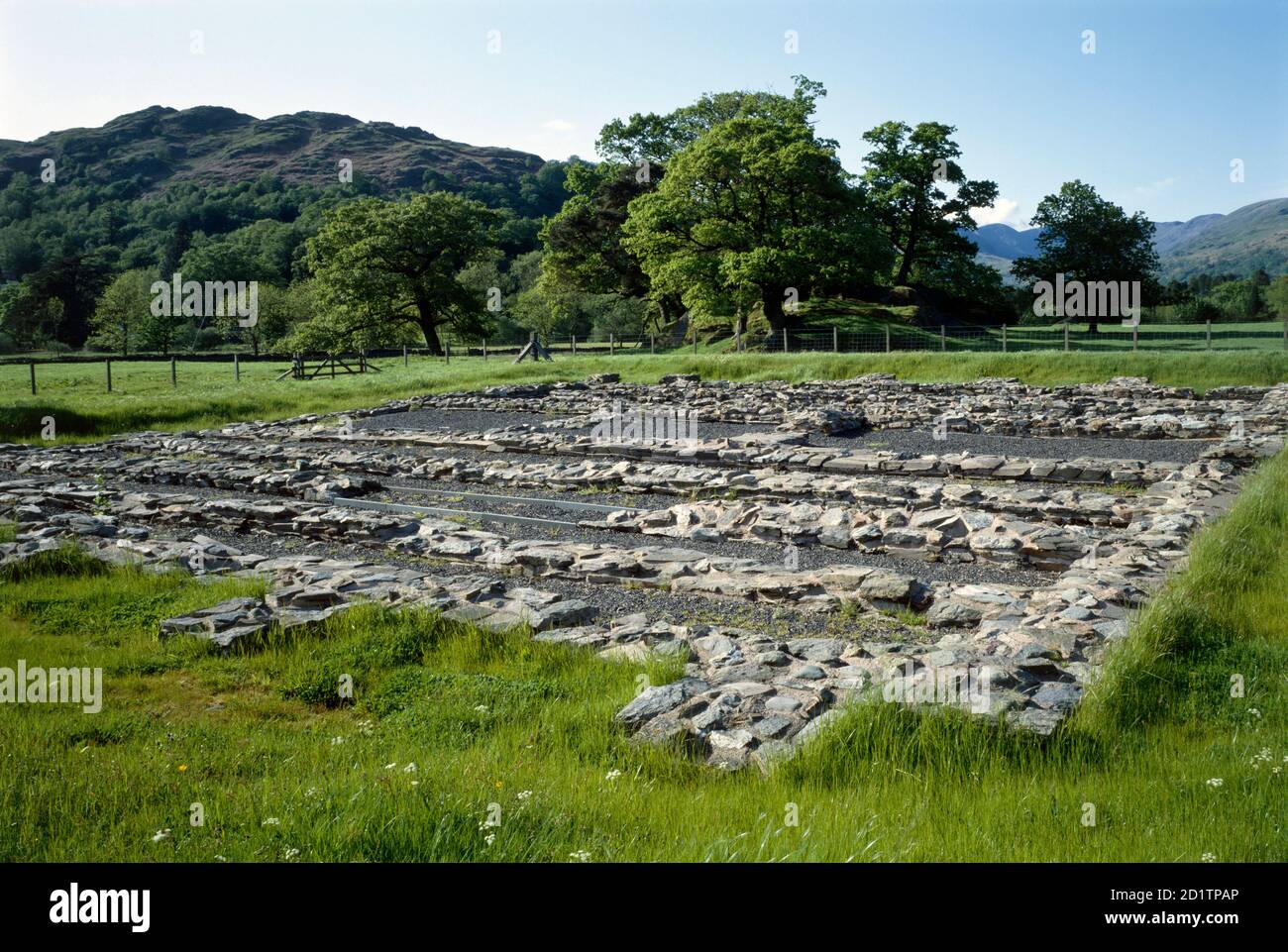 AMBLESIDE ROMAN FORT, CUMBRIA. Vista del sito da sud. Un forte del II secolo, probabilmente costruito sotto il dominio di Adriano per sorvegliare la strada romana da Brougham a Ravenglass e fungere da base di rifornimento. Foto Stock AMBLESIDE ROMAN FORT, CUMBRIA. Vista del sito da sud. Un forte del II secolo, probabilmente costruito sotto il dominio di Adriano per sorvegliare la strada romana da Brougham a Ravenglass e fungere da base di rifornimento. Foto Stock