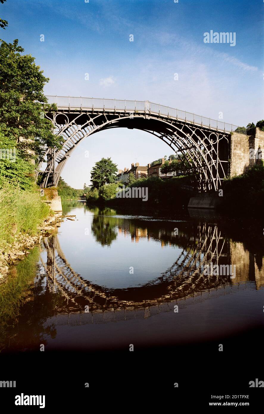 IRON BRIDGE, Telford, Shropshire. Vista del ponte lungo il fiume con riflessi in acqua. Foto Stock