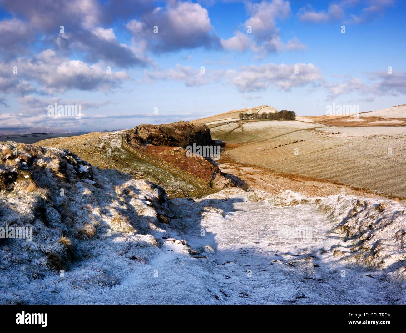 IL MURO DI ADRIANO, NORTHUMBERLAND. Vista generale della parete che mostra una luce che scattera la cascata di neve sul terreno. Foto Stock