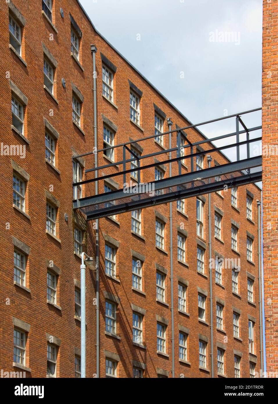 ANCOATS MILL COMPLEX, MANCHESTER. Vista dettagliata del Redhill Street Mills, che mostra il ponte di collegamento tra il mulino 64 e 63. Foto Stock