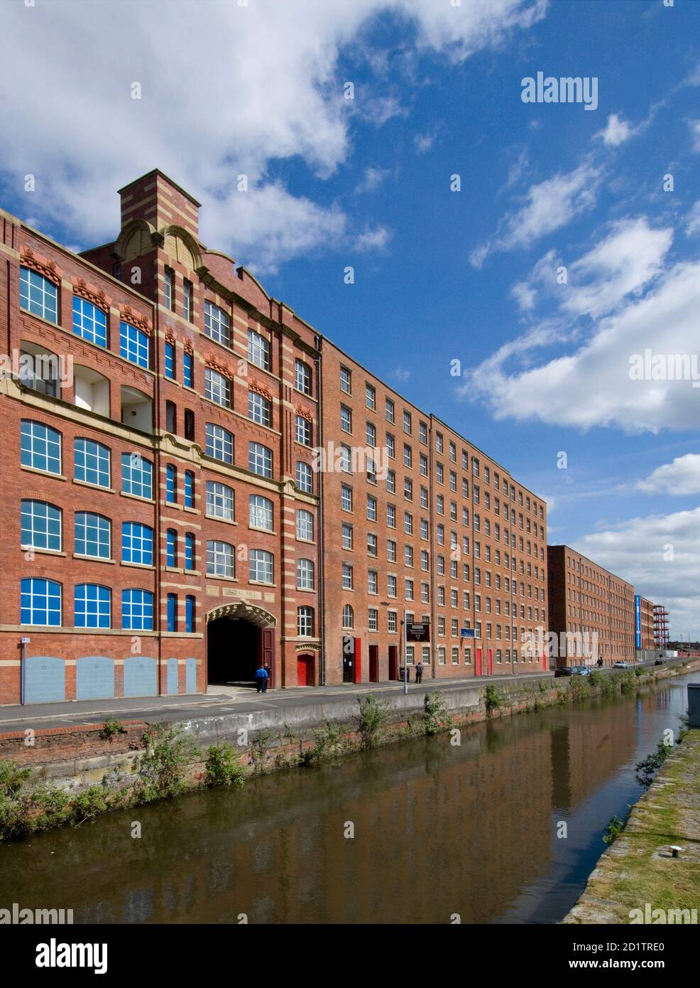 ANCOATS MILL COMPLEX, MANCHESTER. Il canale Rochdale attraversa i Redhill Street Mills. Foto Stock