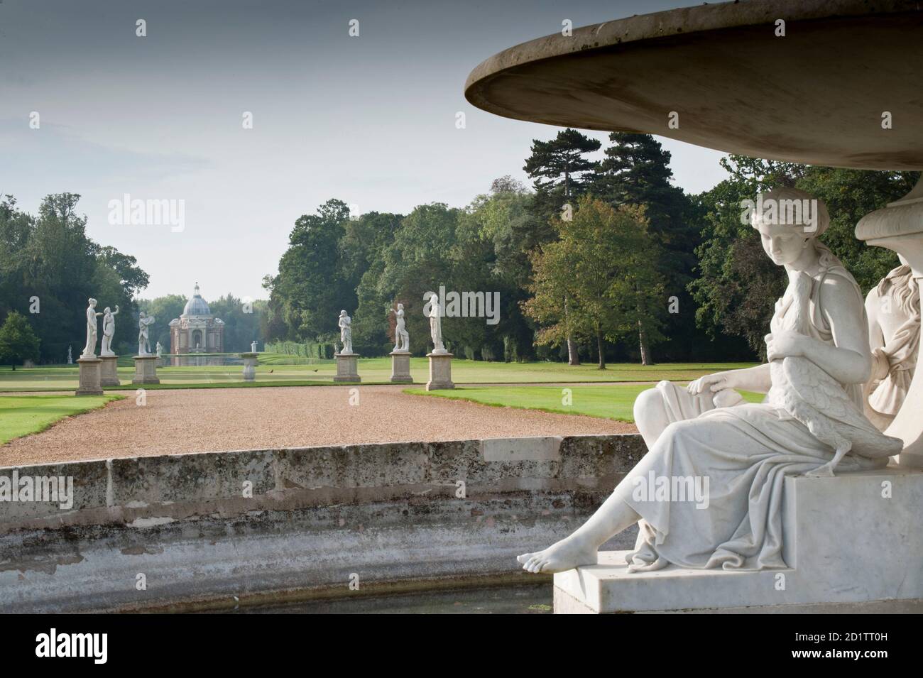 WREST PARK CASA E GIARDINI, BEDFORDSHIRE. Vista di una delle statue trovate sulla fontana di marmo, guardando verso Long Water. Foto Stock