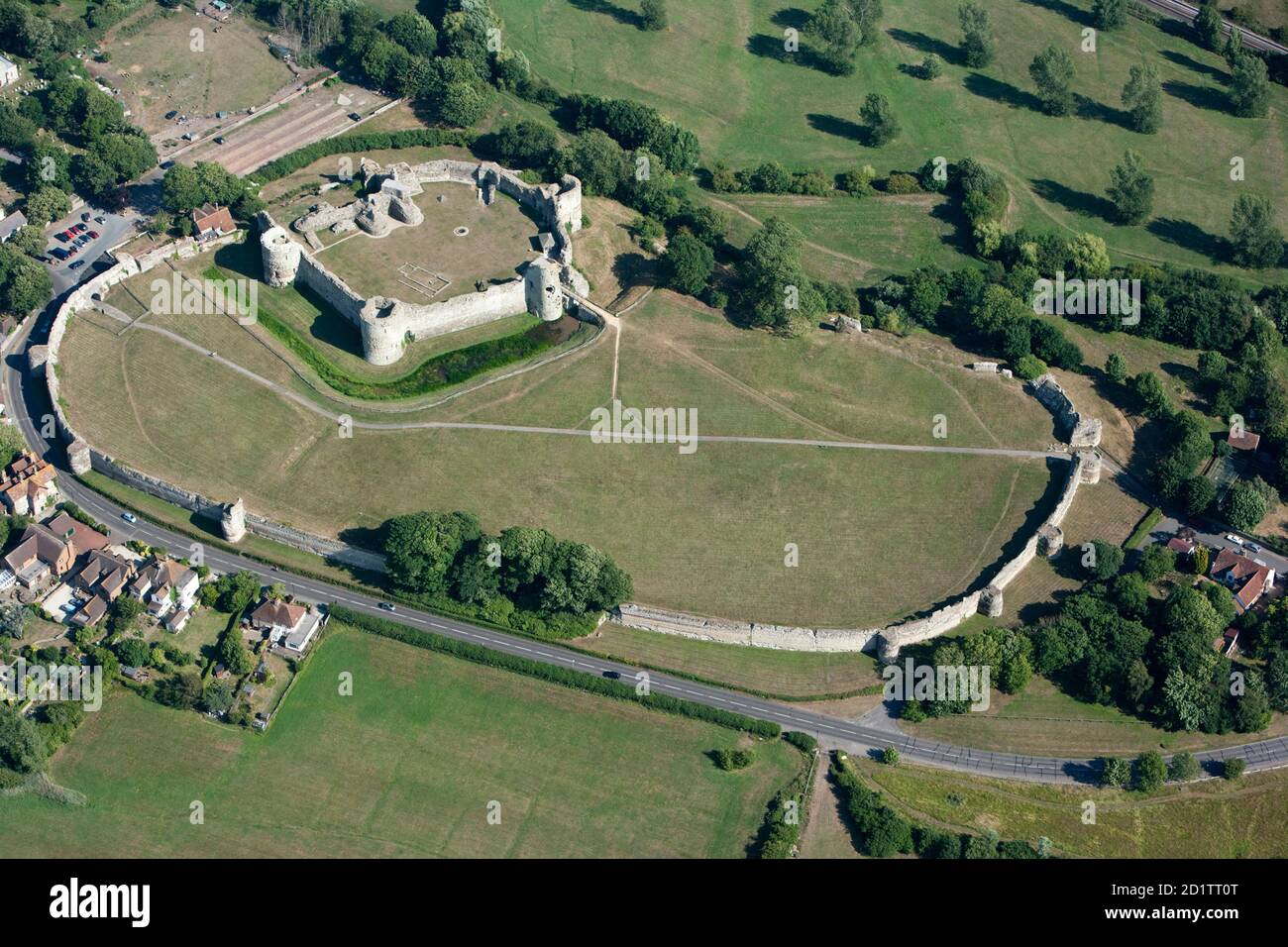 PEVENSEY CASTLE, East Sussex. Vista aerea del castello che mostra il medievale interno bailey e il più grande recinto romano. Foto Stock