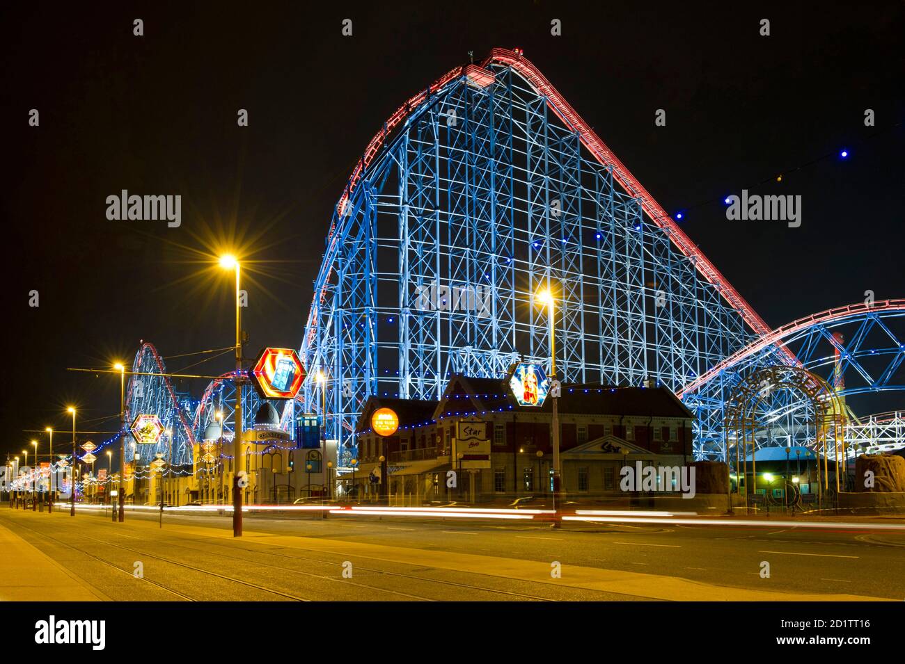 BLACKPOOL, Lancashire. Vista notturna delle montagne russe a Blackpool Pleasure Beach. Foto Stock