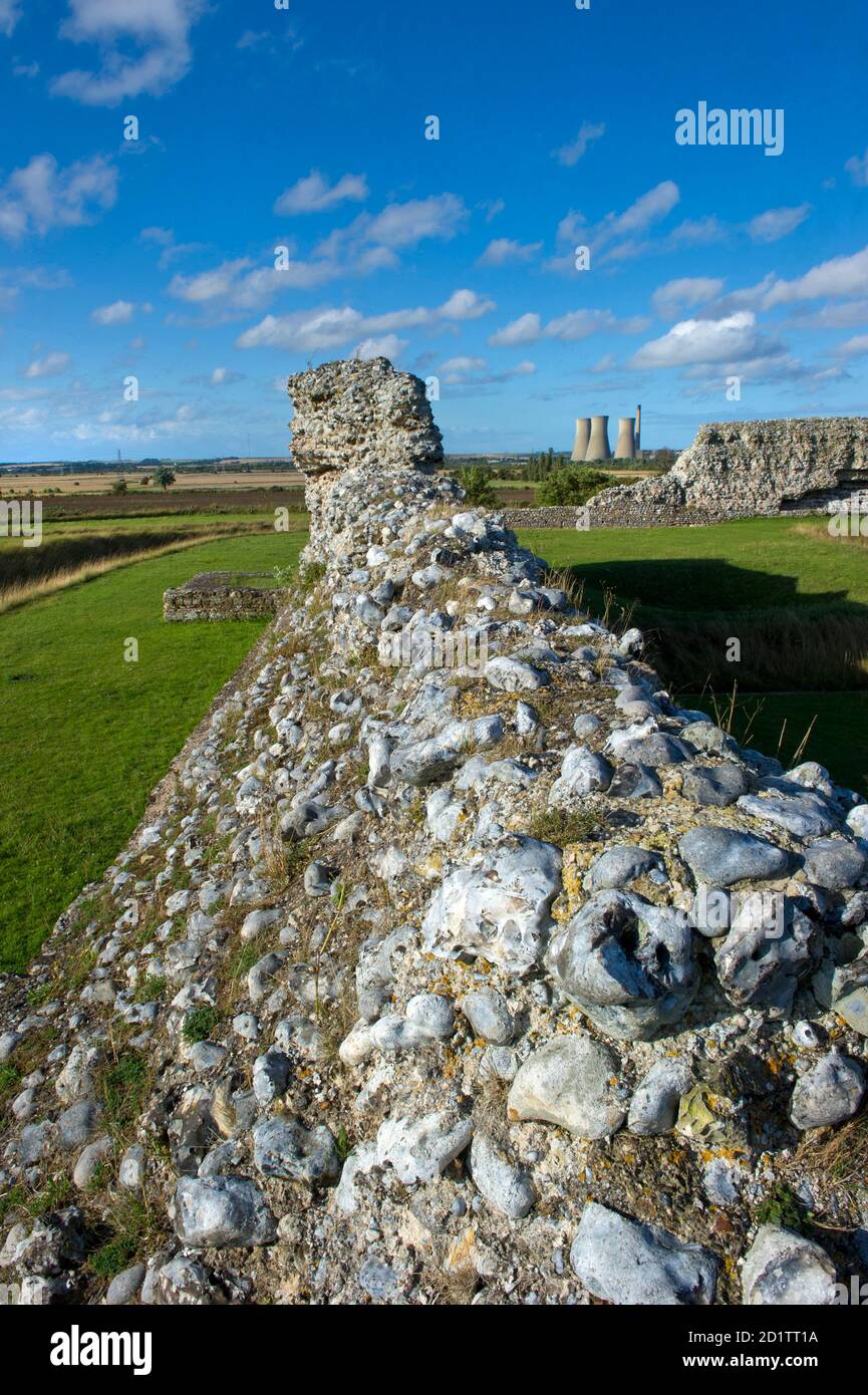 RICHBOROUGH FORTE ROMANO, KENT. Vista lungo le difese esterne verso la centrale elettrica. Foto Stock