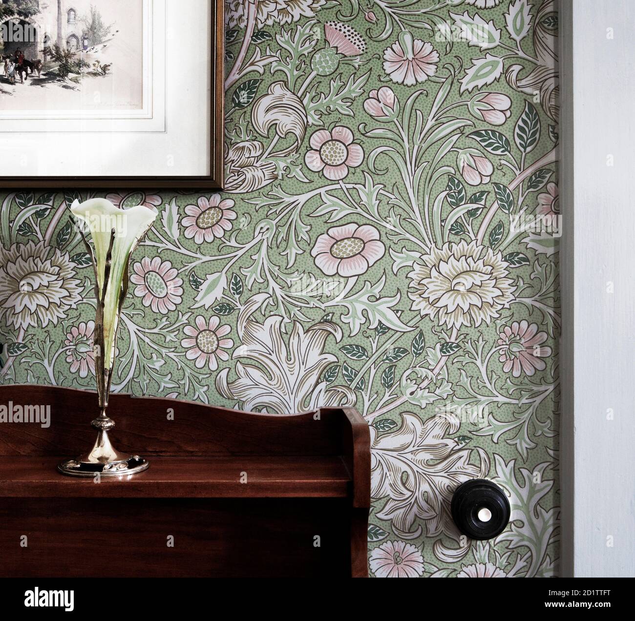 MOUNT GRACE PRIORY, North Yorkshire. Vista interna del Manor House. Camera ristrutturata in stile artistico e artigianale. Un vaso e una tavola laterale si trovano di fronte alla nuova carta da parati Morris & Co. Foto Stock