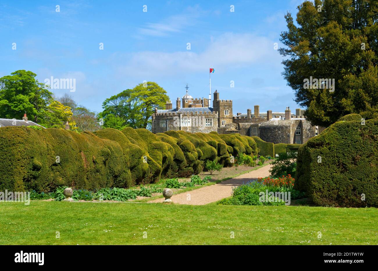 WALMER CASTELLO E GIARDINI, KENT. Vista del Broadwalk e siepi tasso con il castello oltre. Foto Stock