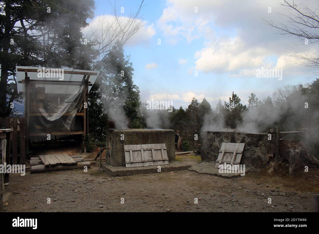 Metodo tradizionale giapponese di ebollizione dell'uovo usando vapore di hotspring. Foto Stock