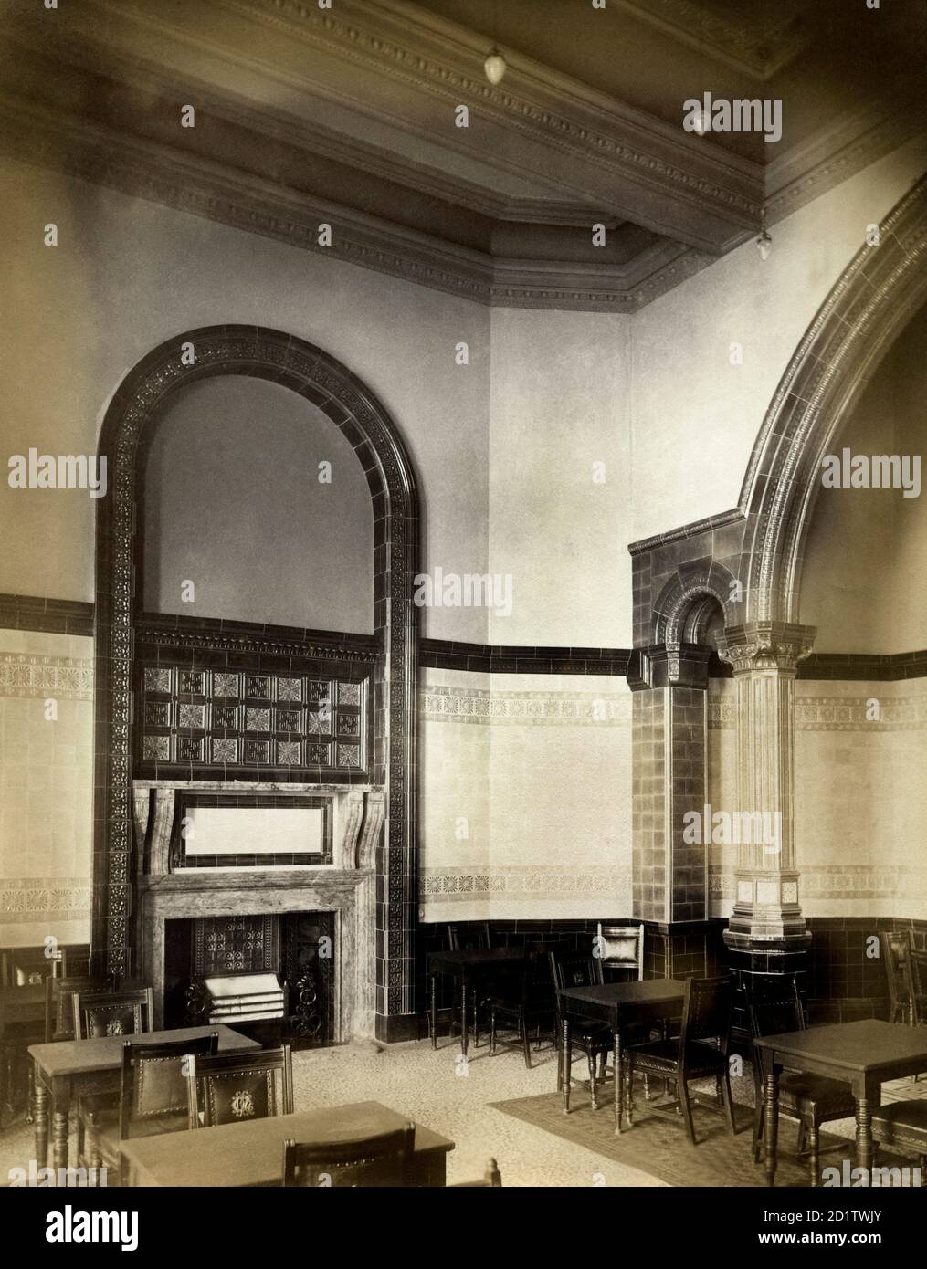 NATIONAL LIBERAL CLUB, Whitehall Place, Westminster, Londra. Dettagli interni di caminetto e piastrelle policrome decorative nella Sala Grill. Il National Liberal Club è stato costruito nel 1884-1887 su progetto dell'architetto Alfred Waterhouse. L'immagine è una di un set commissionato dal club. Fotografato da Bedford Lemere and Company, dicembre 1887. Foto Stock