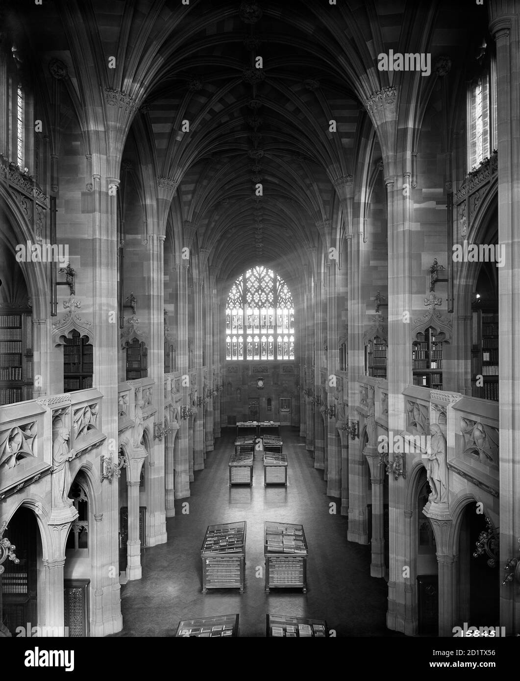 BIBLIOTECA JOHN RYLANDS, Deansgate, Manchester. Interno, guardando a est dalla galleria. La biblioteca fu completata nel 1899 su disegno dell'architetto Basil Champneys, e fu commissionata da Enriqueta Augustina Rylands in memoria del suo defunto marito. La biblioteca è un bell'esempio di architettura vittoriana gotica revival. In seguito divenne parte dell'Università di Manchester. Fotografato da Bedford Lemere e Co. Nel 1900. Foto Stock