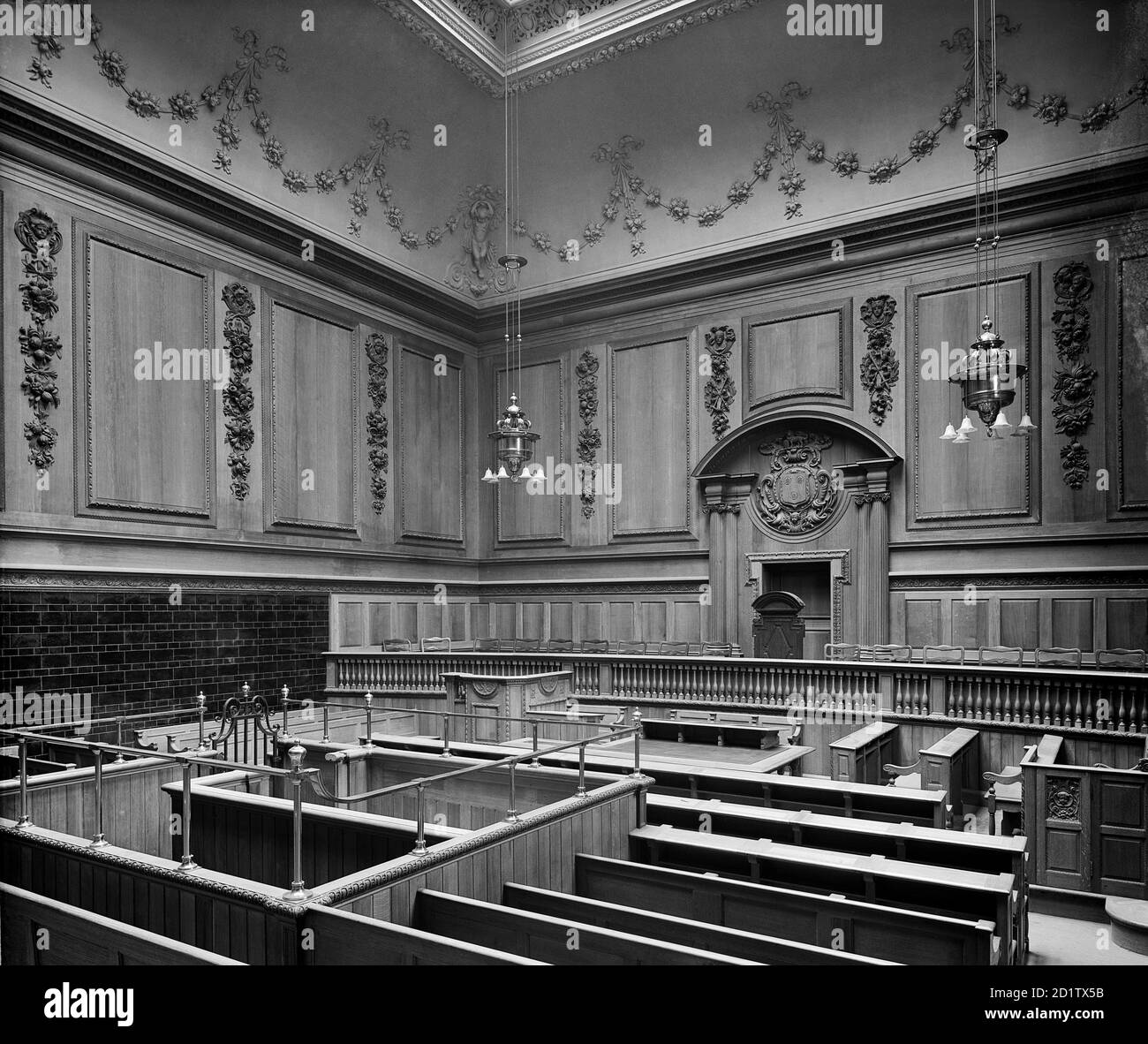 SESSIONS HOUSE, Lancaster Road, Preston, Lancashire. L'interno della corte numero 1 alla County Sessions House. La casa di corte fu costruita tra il 1900 e il 1903 su disegno di Henry Littler, l'architetto della contea, in stile barocco edoardiano. Il libro di Bedford Lemere registra Goodall, Lamb e Heighway come clienti. Fotografato da H Bedford Lemere nel 1904. Foto Stock