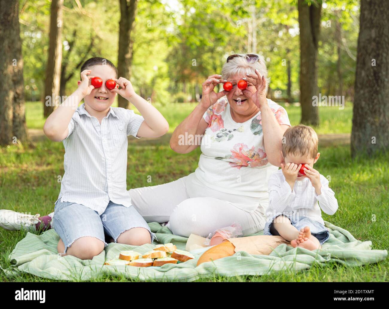 Nonna e nipoti si aggirano intorno, trascorrendo il tempo del fine settimana Foto Stock