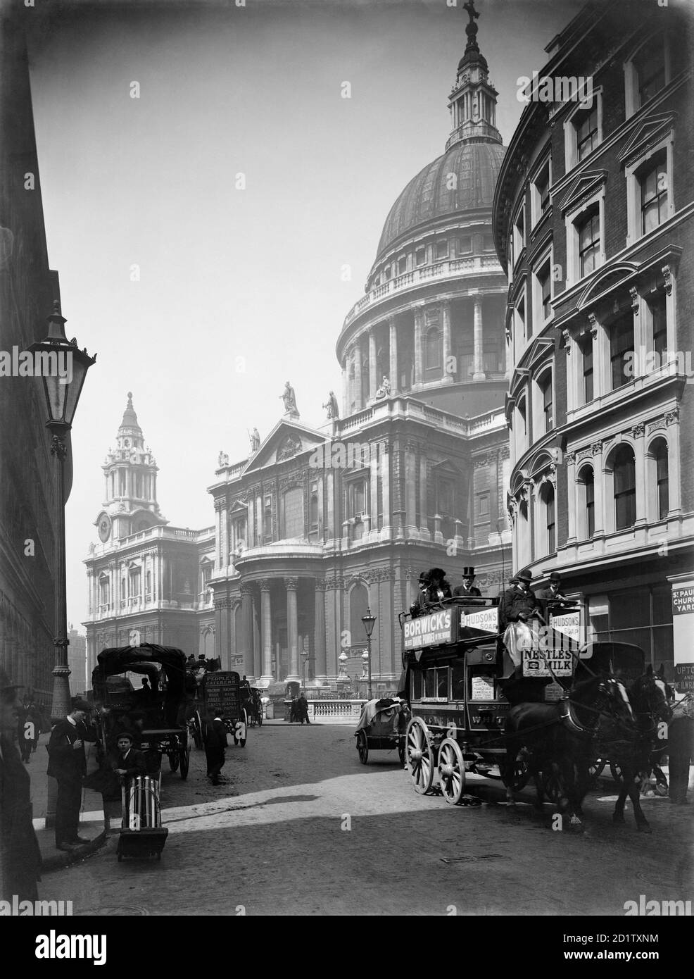 CATTEDRALE DI SAN PAOLO da Cannon Street, città di Londra. Un autobus trainato da cavalli, un barvo e altri traffici in Cannon Street, con la Cattedrale di San Paolo sullo sfondo. Campbells Press Studio, 1905. Foto Stock