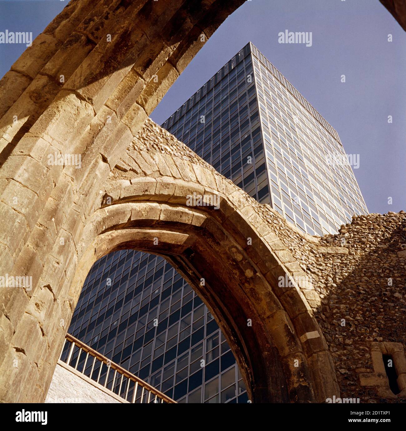 Le rovine della chiesa di St Alphage con il blocco torre di St Alphage House di nuova costruzione sullo sfondo, parte dell'ambizioso rinnovamento post-bellico del muro di Londra. Fotografato da John Gay, c.1962. Foto Stock