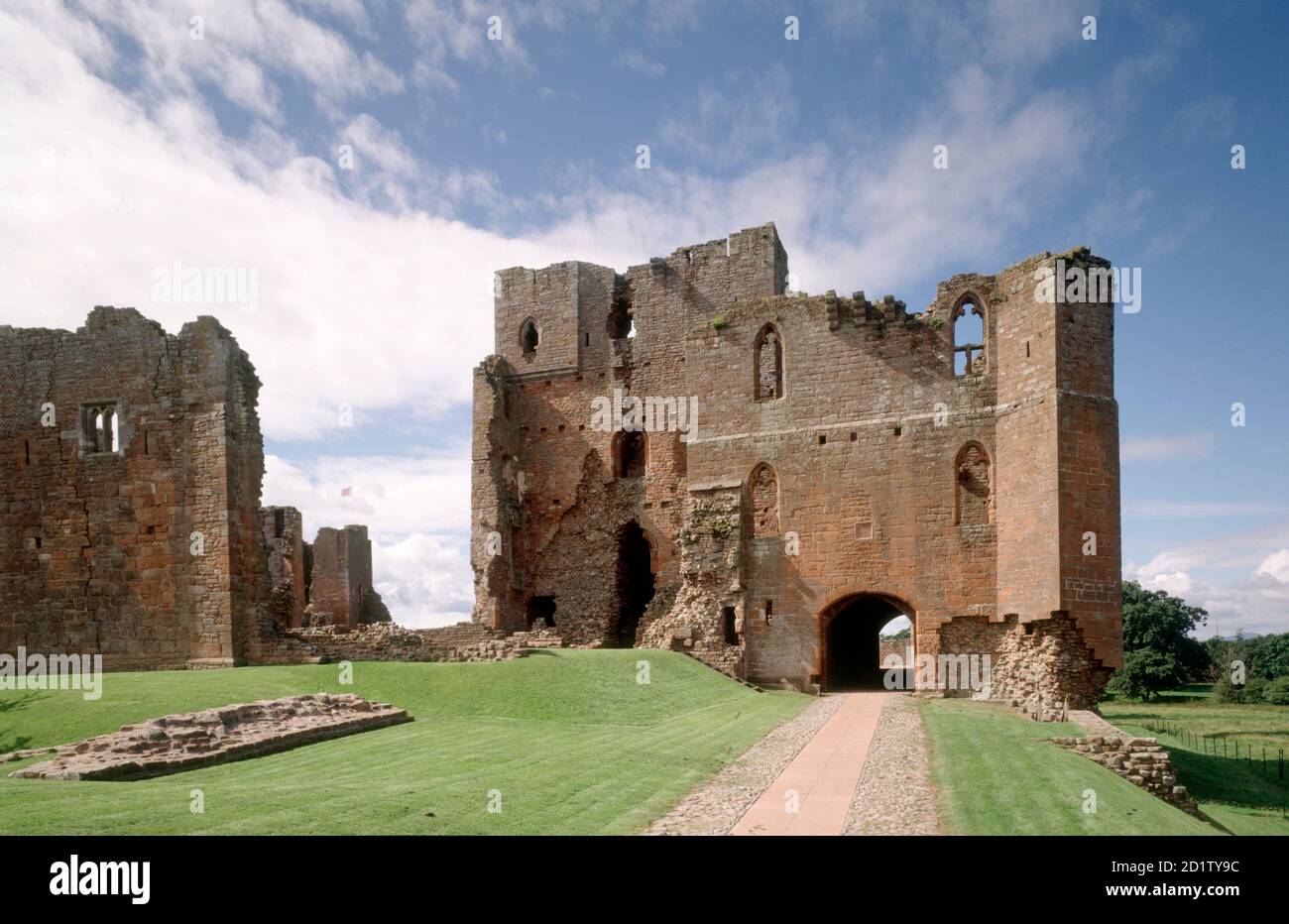 CASTELLO DI BROUGHAM, Cumbria. Il gatehouse esterno, tenere e sala. Foto Stock
