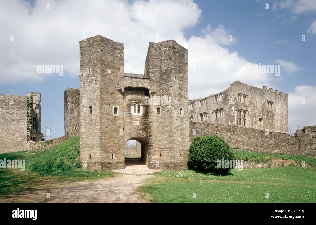 BERRY POMEROY CASTELLO, DEVON. Vista generale dal sud della casa di controllo, la parete della tenda e il palazzo Pomeroy. Foto Stock