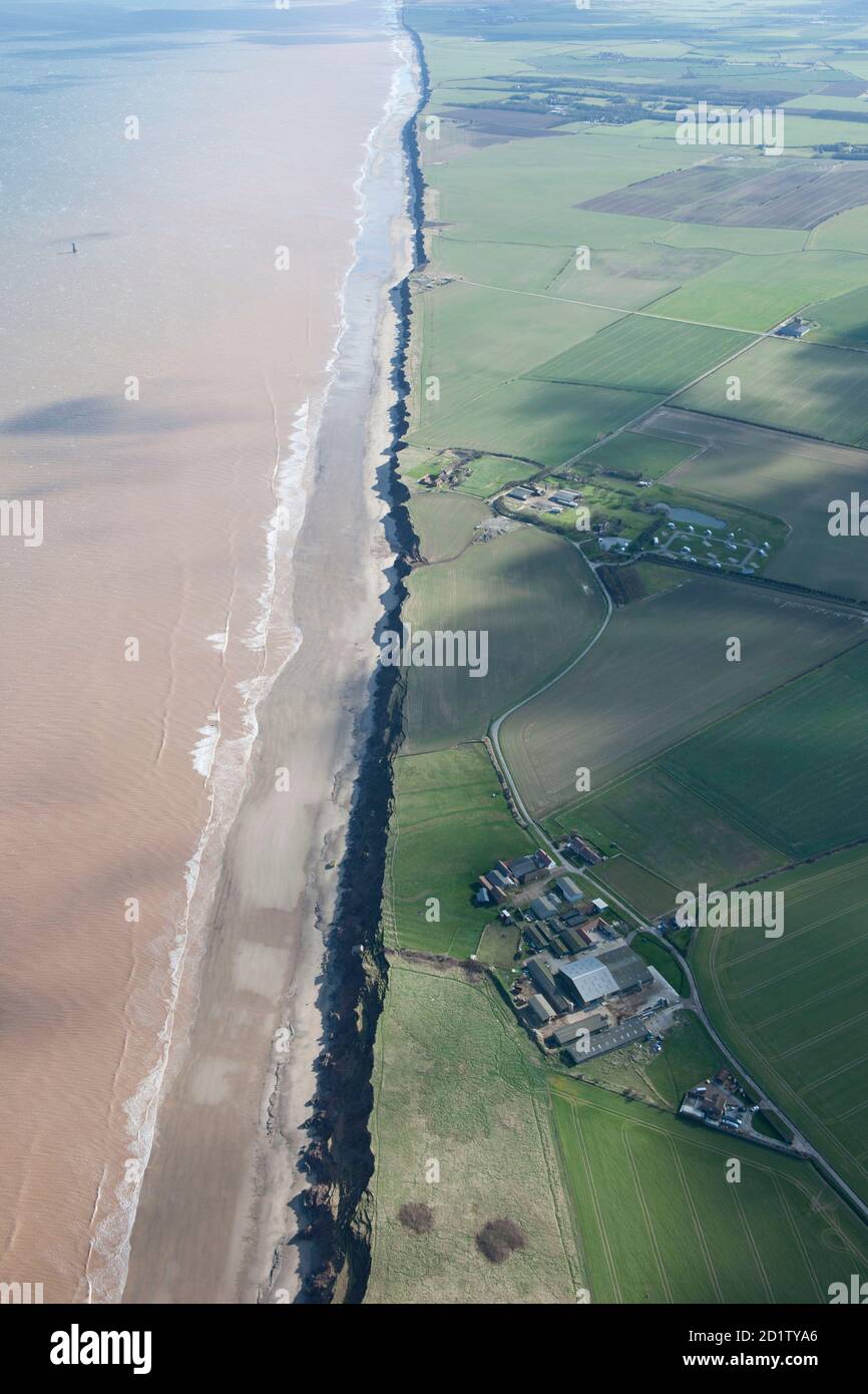Erosione costiera delle scogliere di Aldbrough, Aldbrough Sands, East Riding of Yorkshire, 2014, UK. Vista aerea. Foto Stock