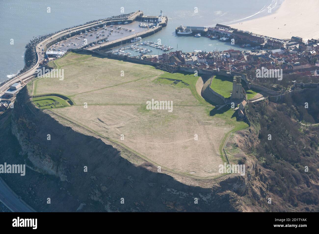 Scarborough Harbour e le rovine del Castello di Scarborough, Cappella di nostra Signora e Roman Signal Station, Scarborough, North Yorkshire, 2014, Regno Unito. Vista aerea. Foto Stock