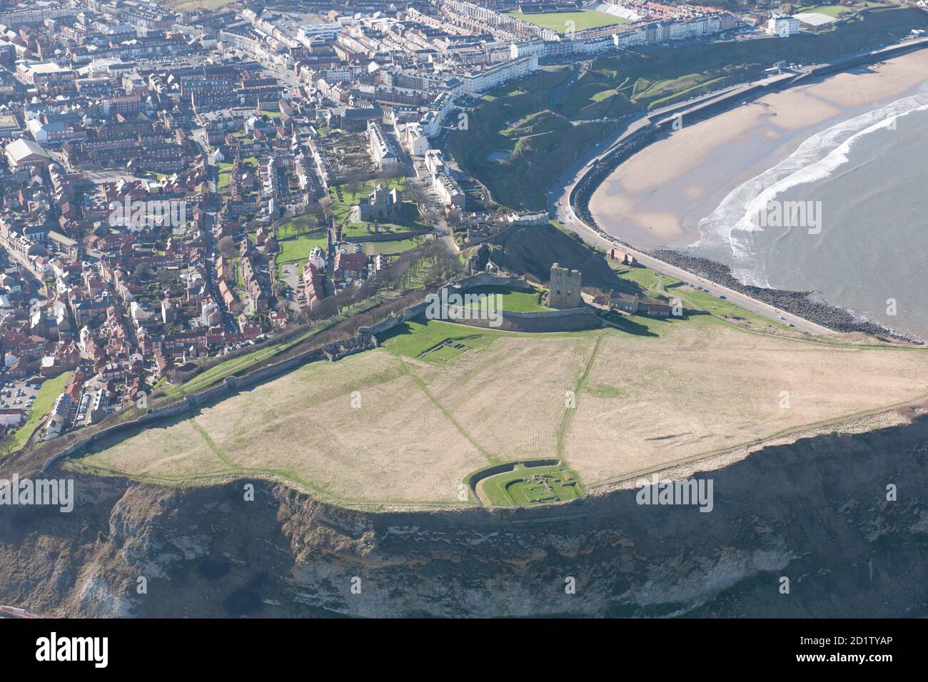 Rovine del Castello di Scarborough, Cappella di nostra Signora e stazione romana di segnale, Scarborough, North Yorkshire, 2014, Regno Unito. Vista aerea. Foto Stock
