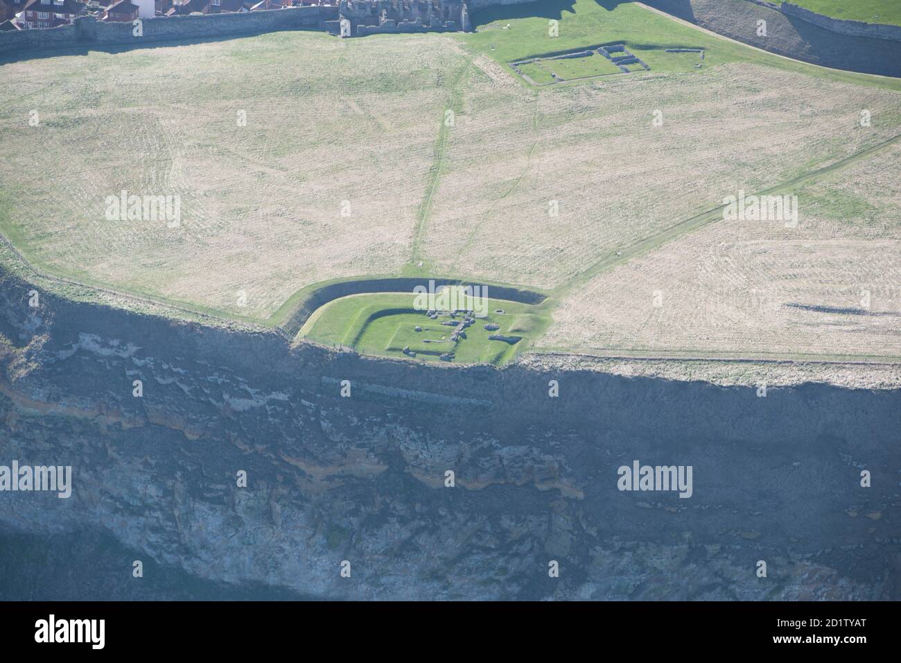 Rovine del Castello di Scarborough, Cappella di nostra Signora e stazione romana di segnale, Scarborough, North Yorkshire, Regno Unito. Vista aerea. Foto Stock