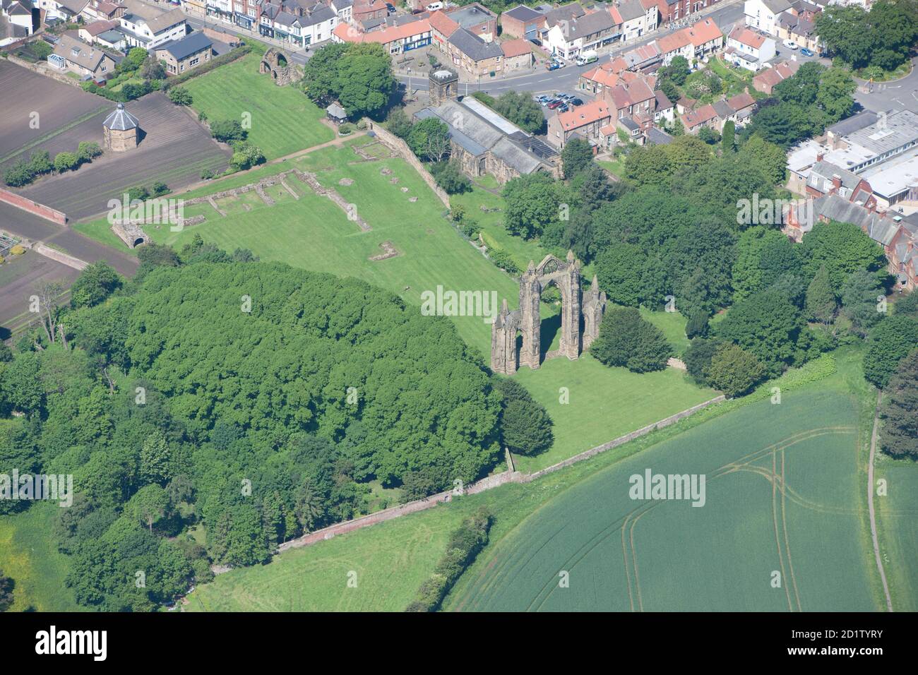 Monastero agostiniano e colombaia di Gisborough Priory, Redcar e Cleveland, 2014, Regno Unito. Vista aerea. Foto Stock