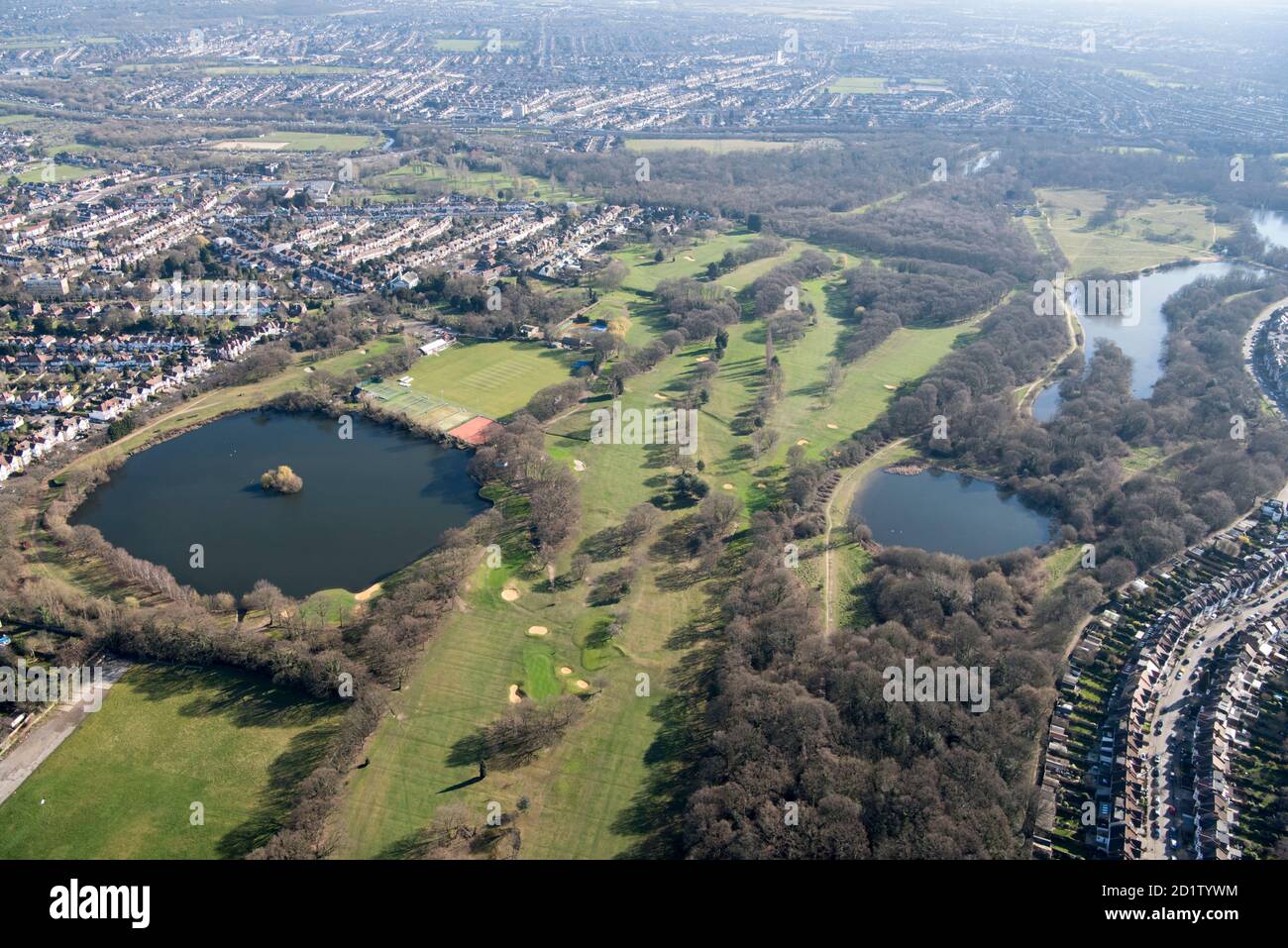 Campo da golf e parco paesaggistico di Wanstead Park. Il parco è stato creato da un parco di cervi ed è stato sottoposto a una serie di recidive, tra cui le estese modifiche 1813-18 che sono state progettate da Humphry Repton, Wanstead Park, Londra, 2018, Regno Unito. Vista aerea. Foto Stock