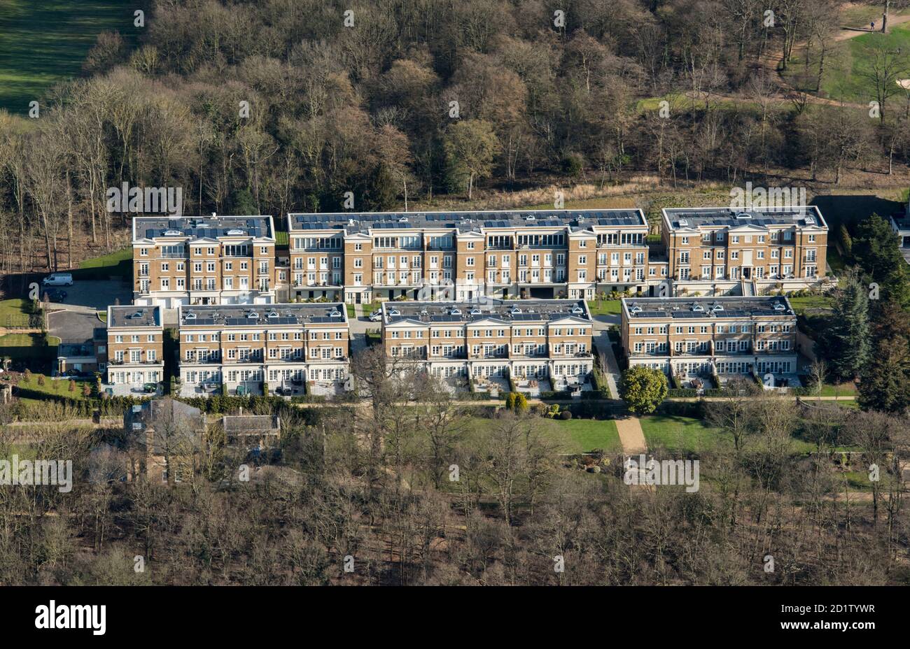 Repton Court, uno sviluppo di case e appartamenti in città a Sondridge Park, Bromley, Londra, 2018, Regno Unito. Vista aerea. Foto Stock