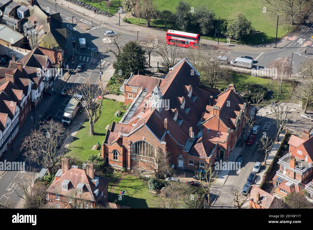 La Chiesa di San Michele e di tutti gli Angeli, costruita come elemento centrale nel sobborgo di Bedford Park Garden e progettata da Richard Norman Shaw con aggiunte successive di Maurice Adams, Londra, 2018, Regno Unito. Vista aerea. Foto Stock