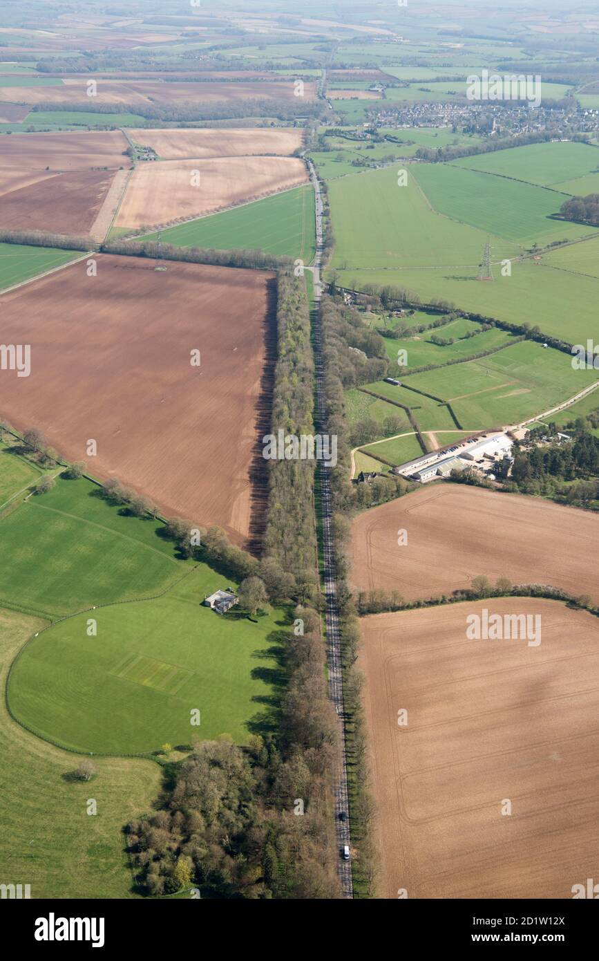 La fosse Way Roman Road che guarda a nord-est verso Northleach, Gloucestershire, 2018, Regno Unito. Vista aerea. Foto Stock La fosse Way Roman Road che guarda a nord-est verso Northleach, Gloucestershire, 2018, Regno Unito. Vista aerea. Foto Stock