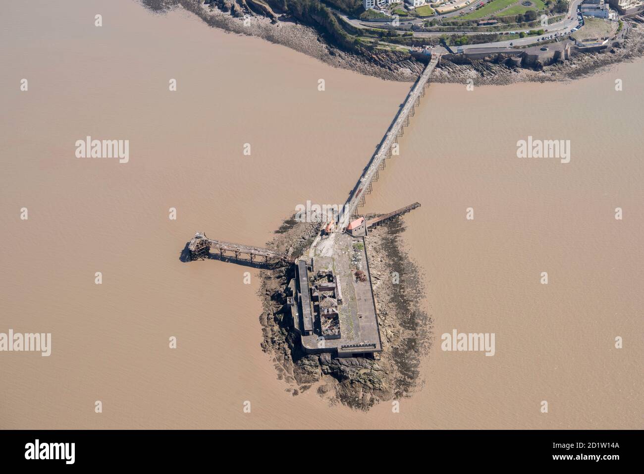 Il molo vittoriano Birnbeck, costruito nel 1867, è stato disusato dal 1994 e Worlebury Hillfort, Weston-Super-Mare, North Somerset, 2018, Regno Unito. Vista aerea. Foto Stock