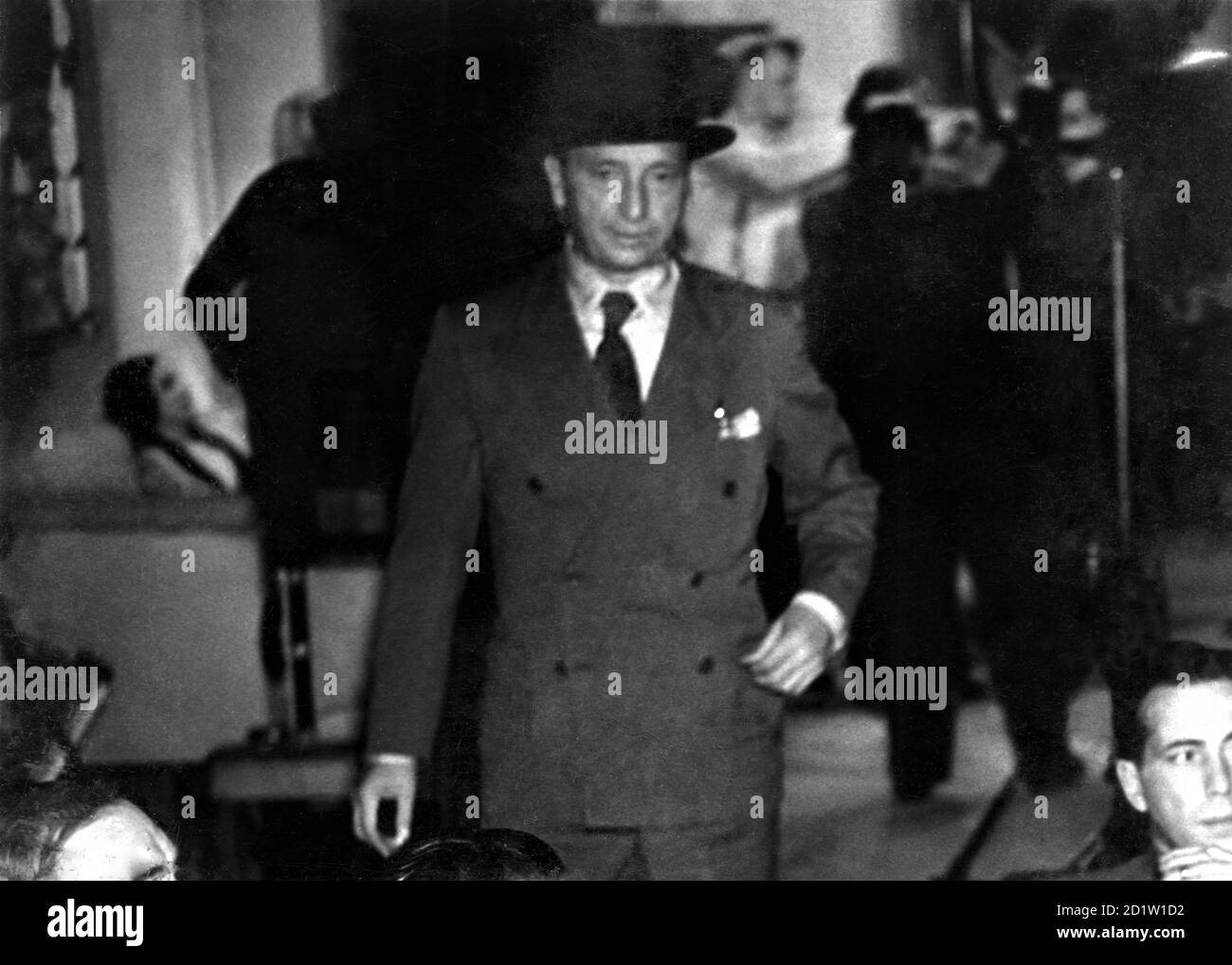 MICHAEL CURTIZ sul set candid snapshot con parzialmente oscurato PAT o'BRIEN e HUMPHREY BOGART a sinistra e a destra in basso durante le riprese DI ANGELI CON VOLTI SPORCHI 1938 regista MICHAEL CURTIZ Warner Bros Foto Stock