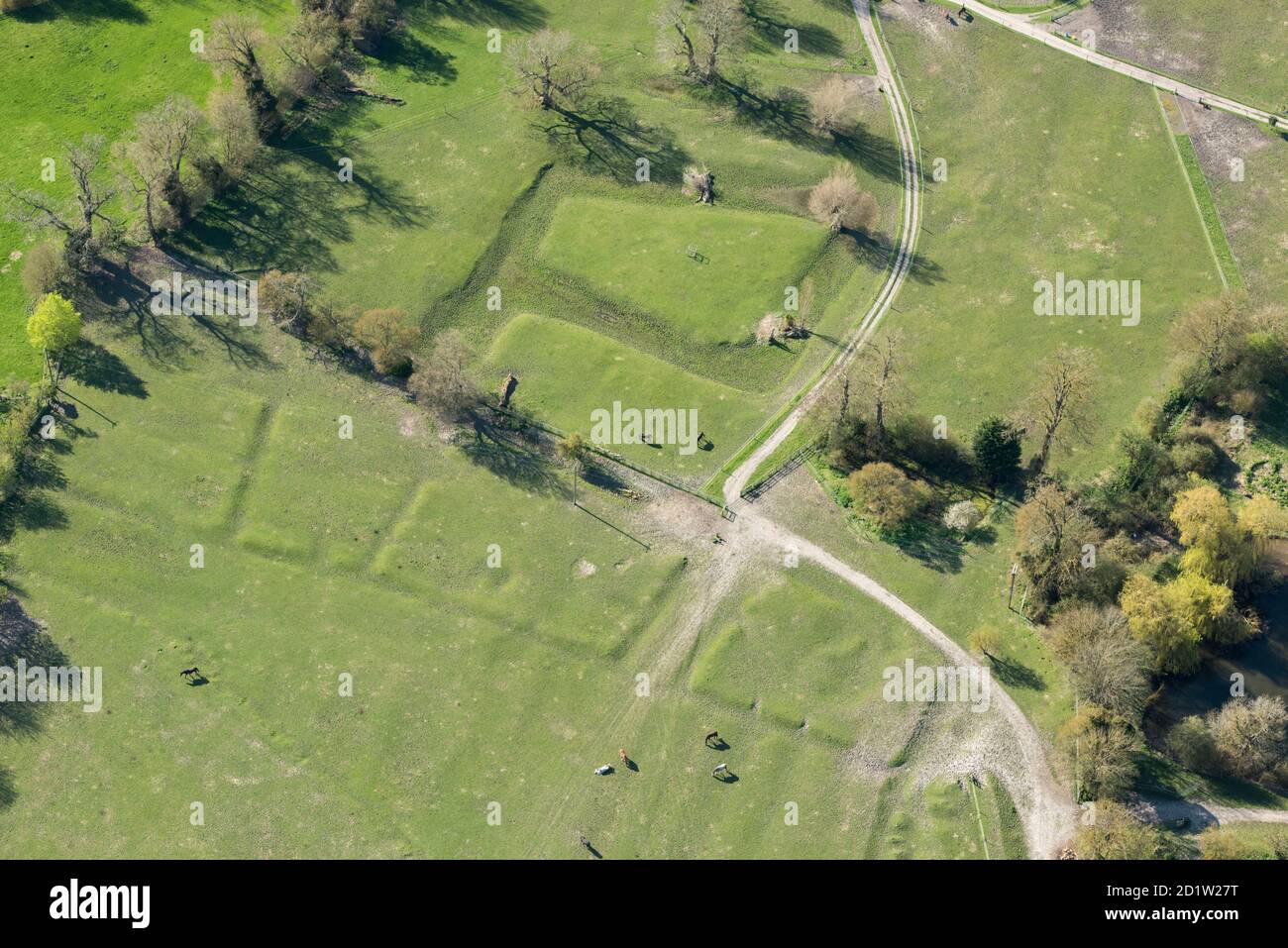 Fossato medievale e lavori di terra insediamento a Manor Farm, Great Kimble, Buckinghamshire, Regno Unito. Vista aerea. Foto Stock