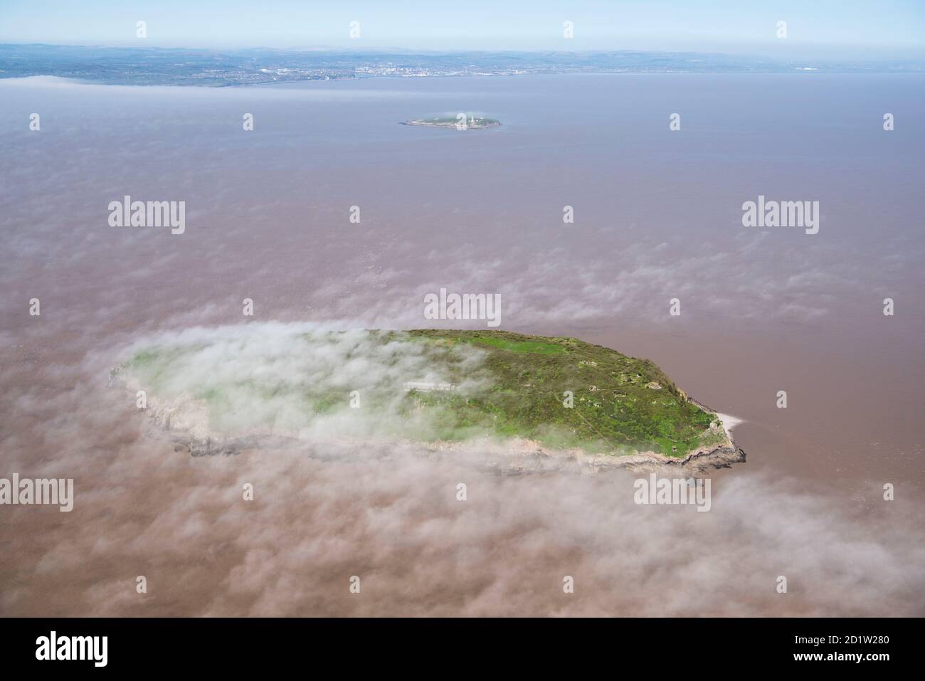 Bassa nuvola sull'isola di Holm ripida, da sud guardando verso Flat Holm, Somerset Nord, Regno Unito. Vista aerea. Foto Stock