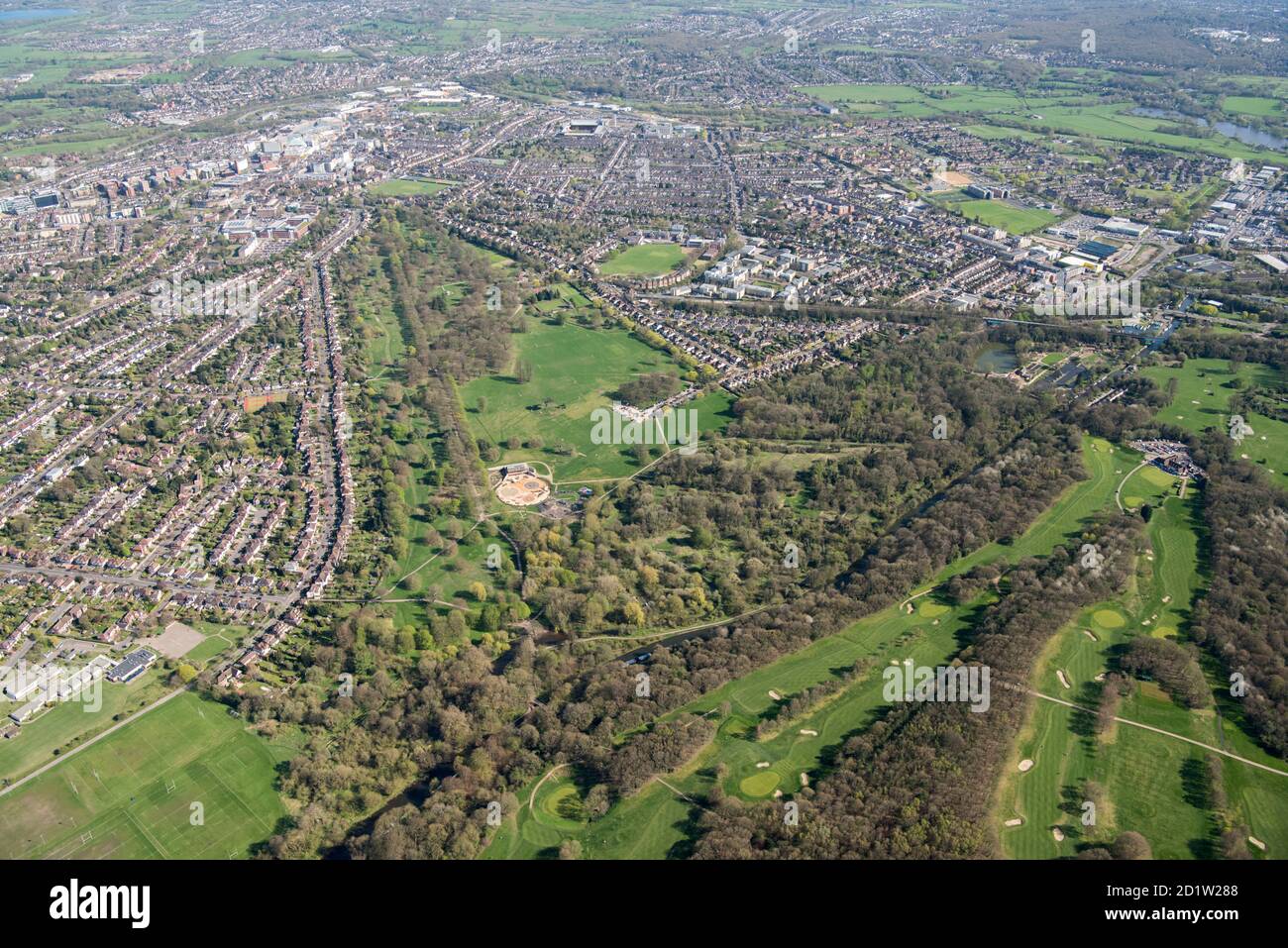 Cassiobury Park, Humphry Repton ha sviluppato alcuni dei giardini e gran parte del parco nel 1801-02, Watford, Hertfordshire, Regno Unito. Vista aerea. Foto Stock