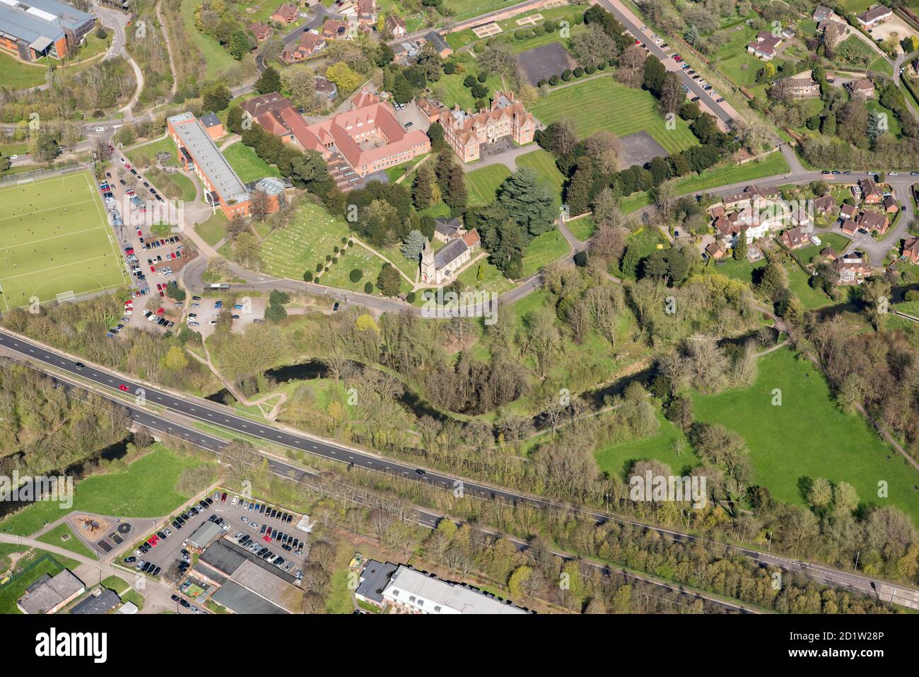 Parco e giardino presso Shaw House, che comprende terreni presso la chiesa di St Marys, la Trinity School e il fiume Lambourne, Newbury, West Berkshire, Regno Unito. Vista aerea. Foto Stock
