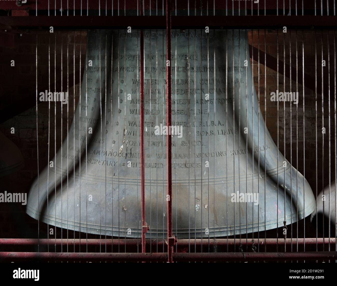 Particolare di una delle campane di carillon nella torre, dietro alcuni dei cavi metallici verticali che fanno parte del meccanismo dello strumento. Foto Stock