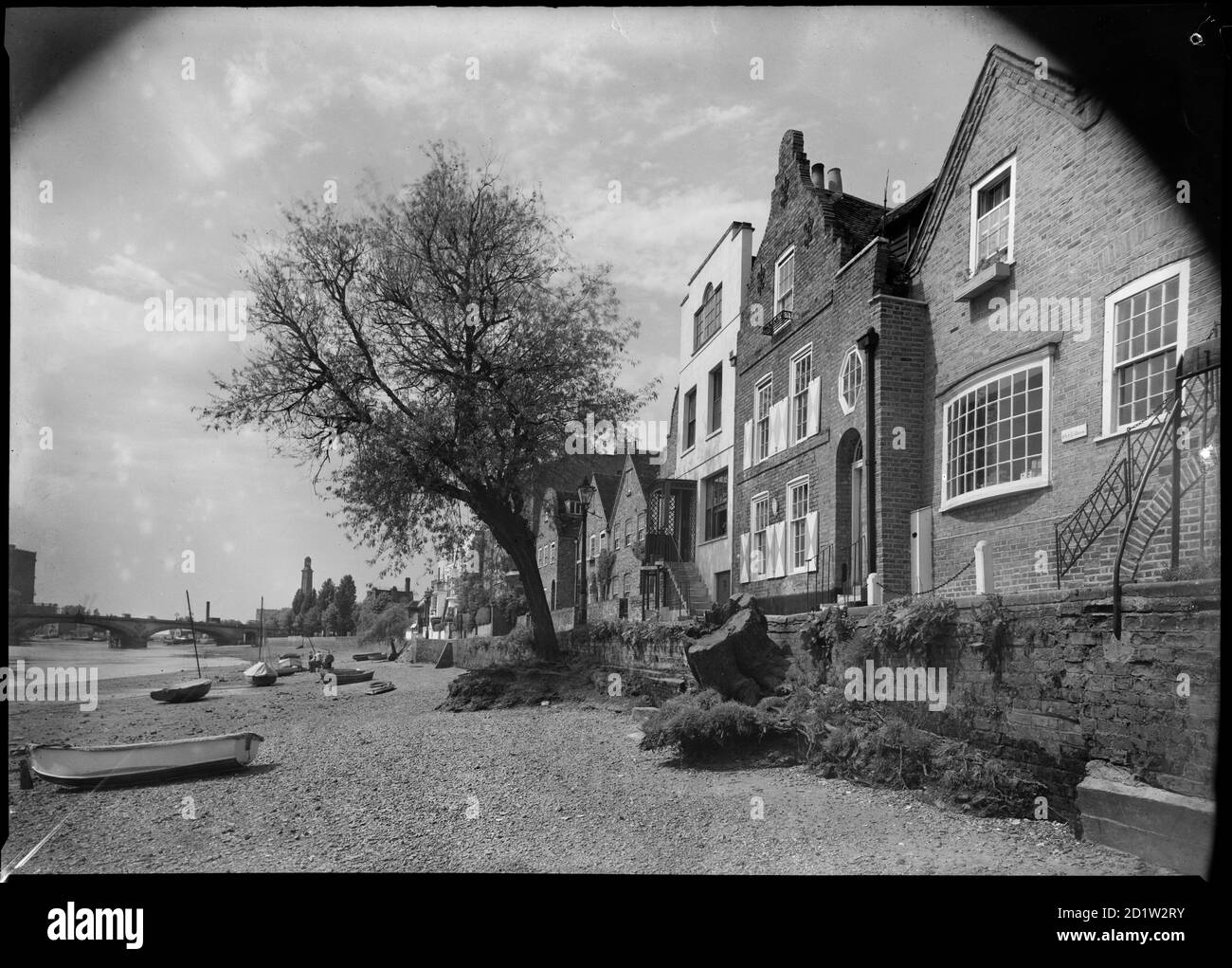 Vista delle case lungo il fiume da sud-est, adiacente al numero 59 'Old Willows', Strand on the Green, Chiswick, Londra, Regno Unito. Foto Stock