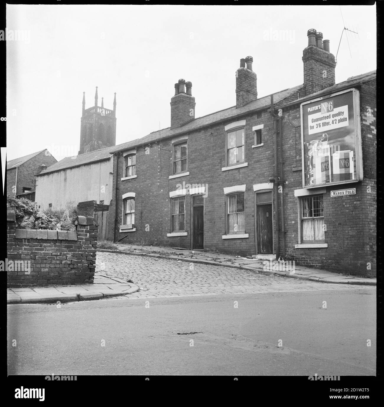 La Fold di Ward si è vista da Mabbate con la torre della chiesa di St Mary sullo sfondo, Leeds, West Yorkshire, Regno Unito. Foto Stock