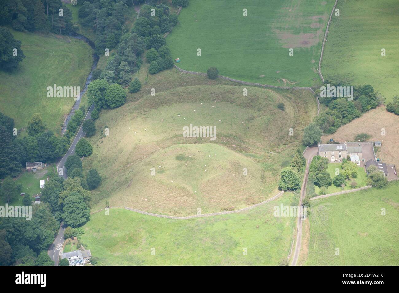 Mote Hills motte e bailey Castle, Northumberland, 2014. Vista aerea. Foto Stock