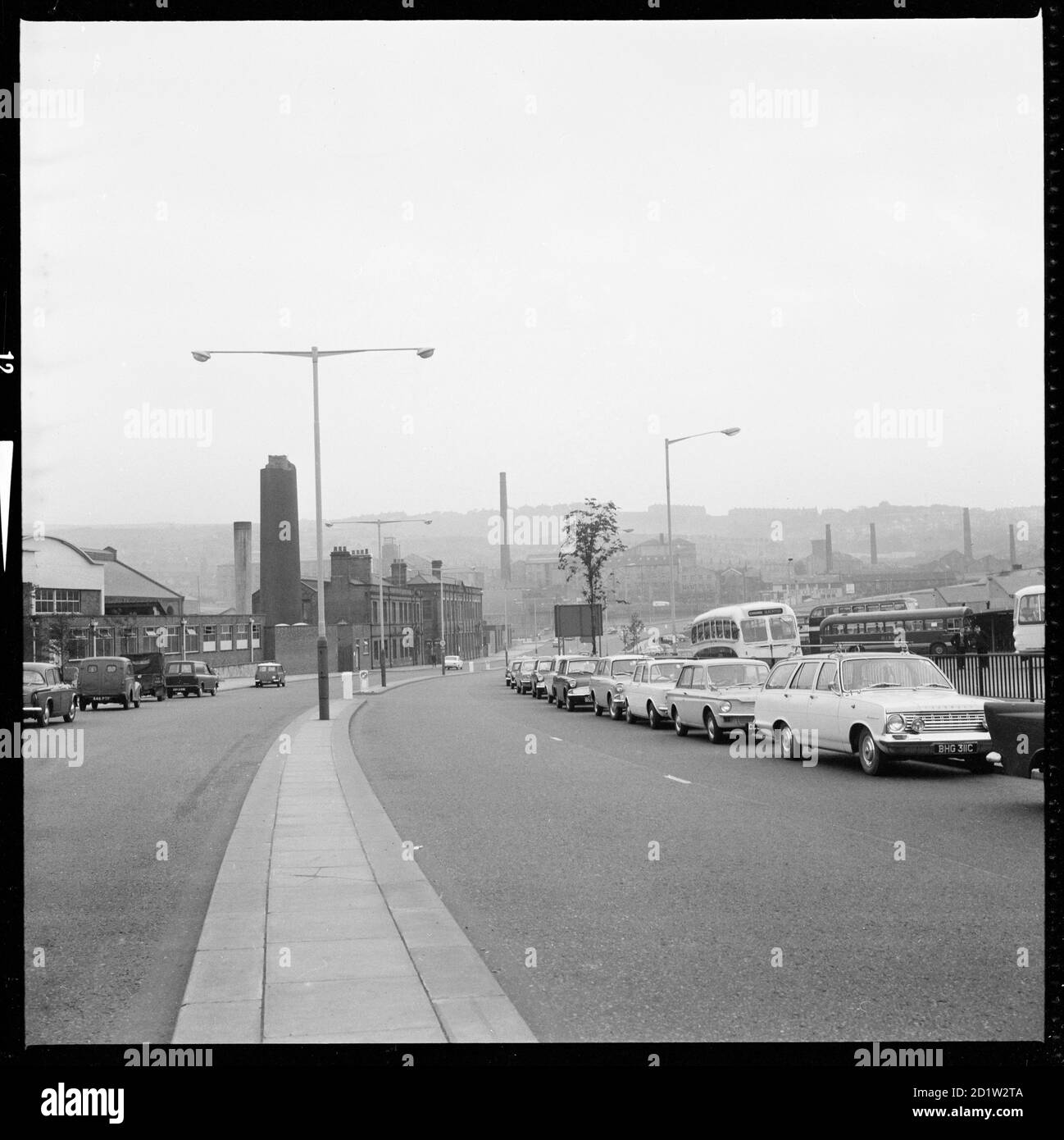 Centenary Way, guardando a sud, con la stazione degli autobus a destra e Burnley Corporation rifiuti distruttore complesso a sinistra, Burnley, Lancashire, Regno Unito. Foto Stock