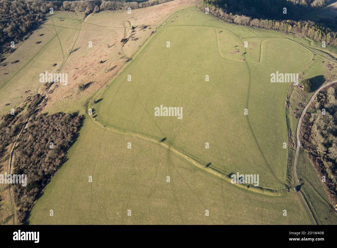 Un recinto di terra in cima a una collina della tarda età del bronzo a Beacon Hill, vicino a East Harting, West Sussex, 2018. Vista aerea. Foto Stock